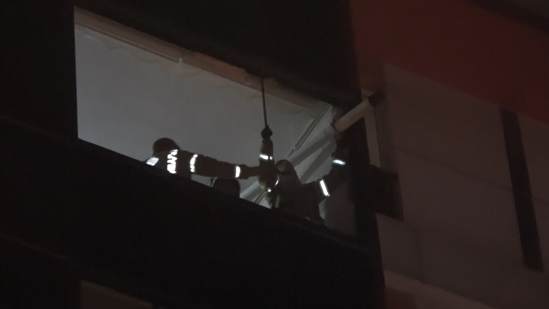 İstanbul'da fırtına yüzünden çatılar uçtu, balkonlar çöktü!