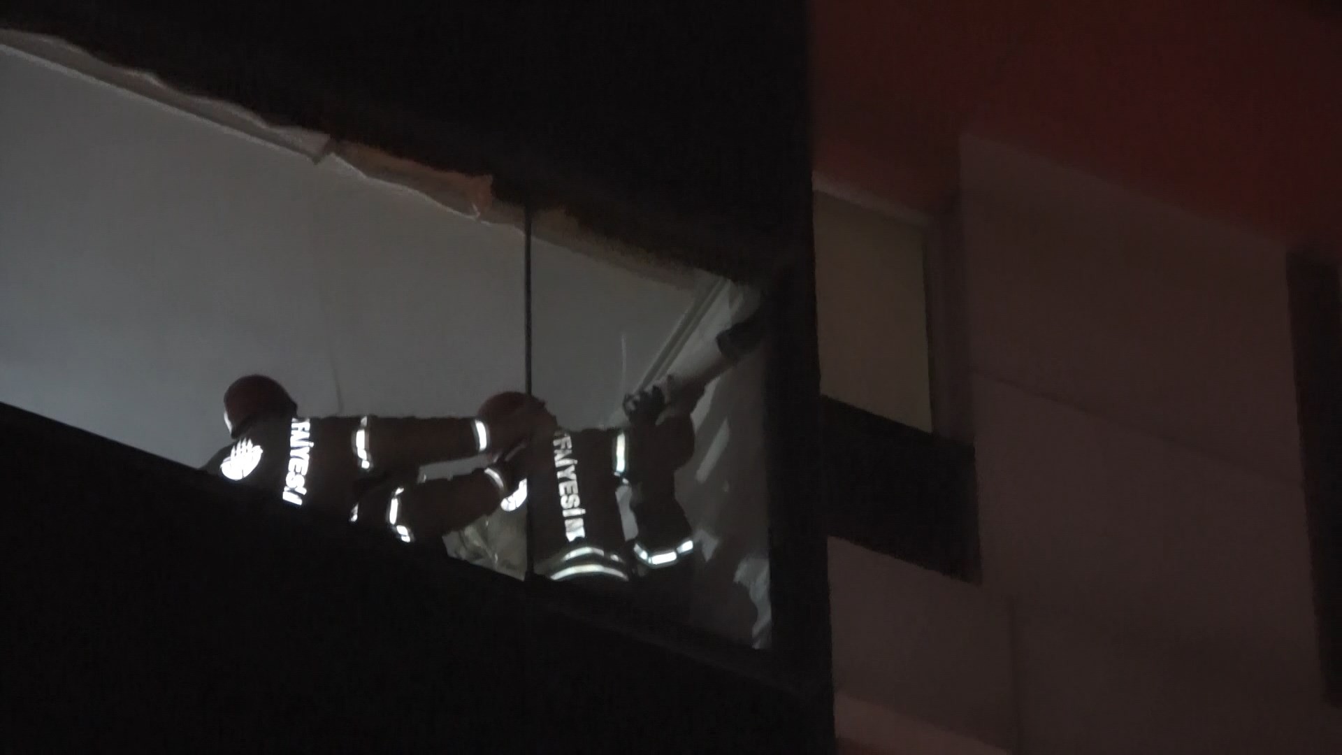 İstanbul'da fırtına yüzünden çatılar uçtu, balkonlar çöktü!