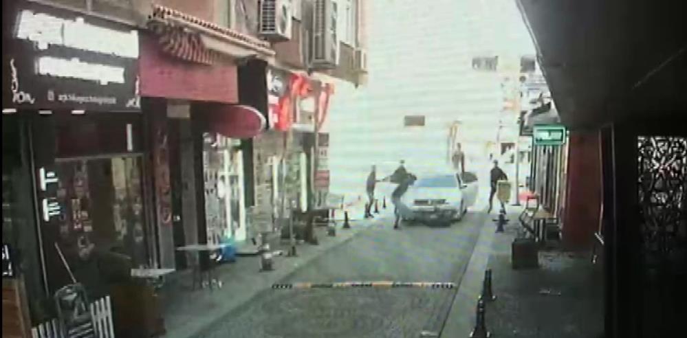 Dehşet anları kamerada! İstanbul'da bıçaklı, silahlı kavga