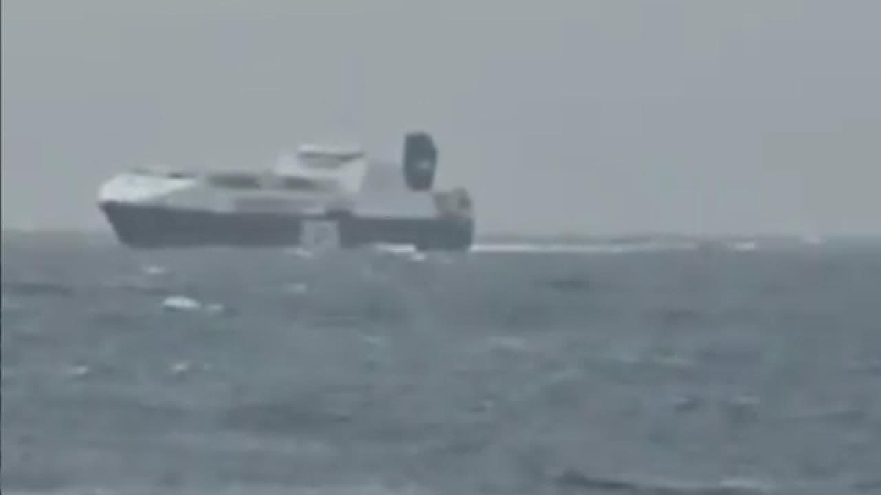 Son dakika... Çanakkale Ayvacık'ta korku dolu anlar: 220 aracın içinde bulunduğu gemide yangın