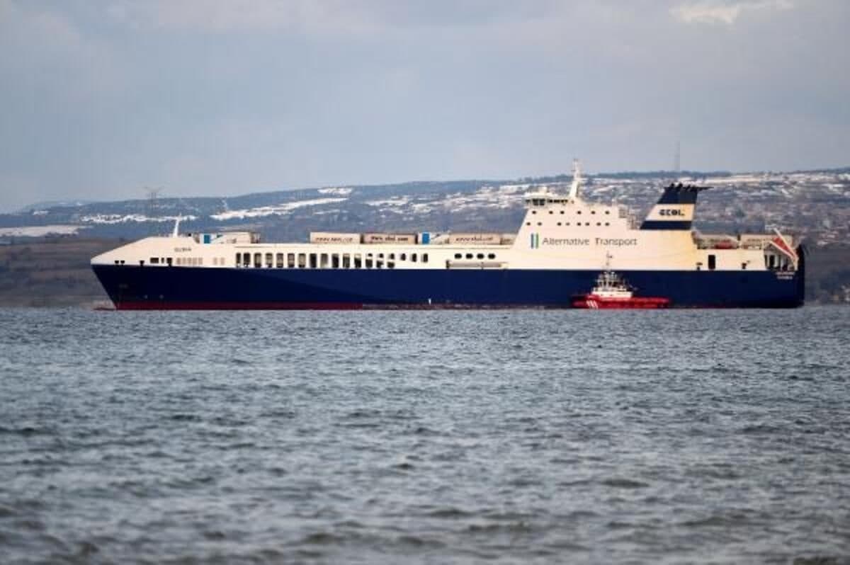 Son dakika... Çanakkale Ayvacık'ta korku dolu anlar: 220 aracın içinde bulunduğu gemide yangın