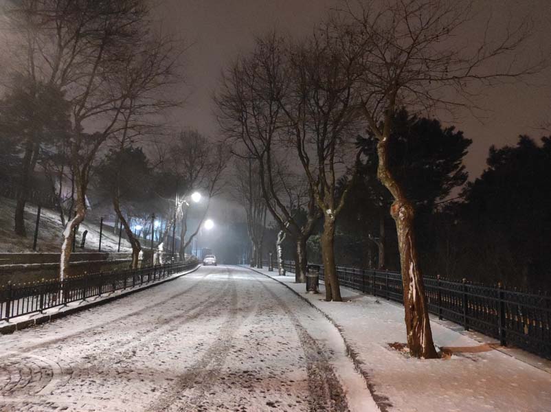 İstanbul kara teslim oldu! Yağış gece boyunca devam etti