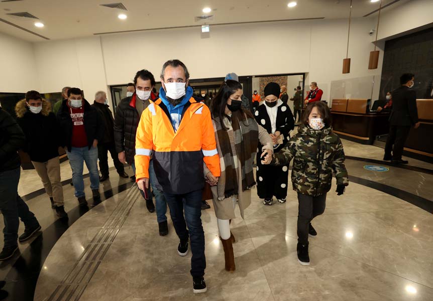 Korsanlardan kurtarılan 15 Türk gemici anlattı: Sahilde takas yapıldık