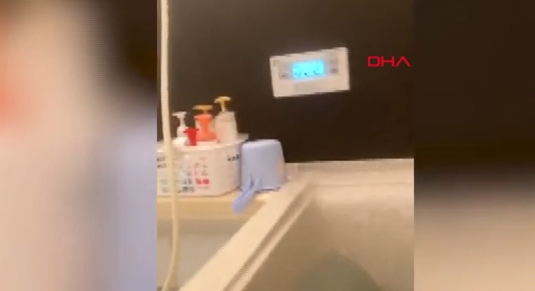 Depreme banyoda yakalandı! O anlar saniye saniye kameraya yansıdı