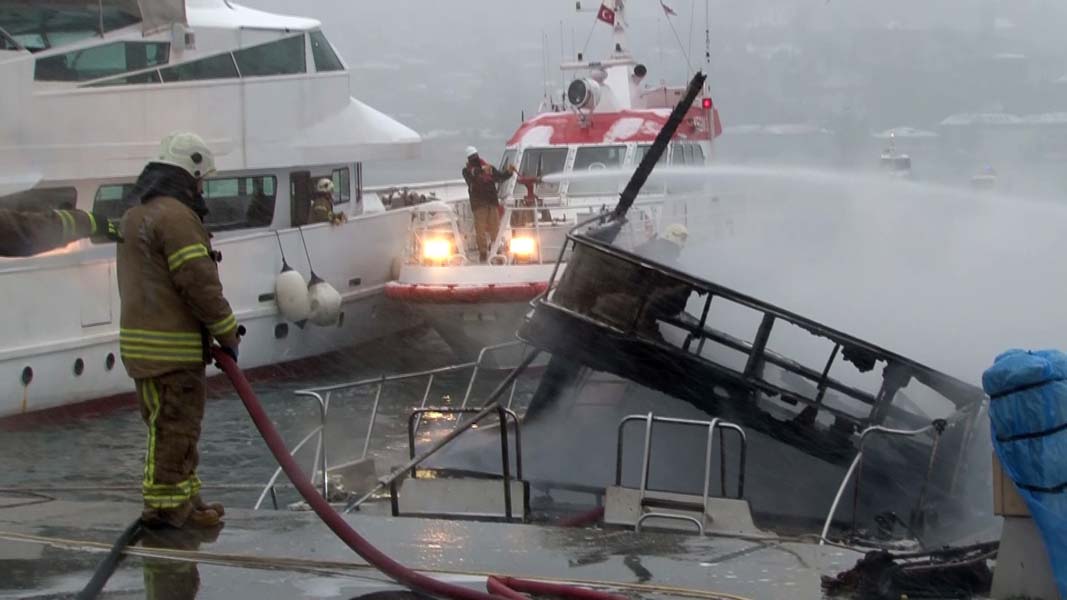 Bebek sahilinde yanan tekneler batıyor!