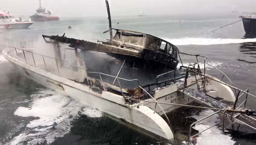 Bebek sahilinde yanan tekneler batıyor!