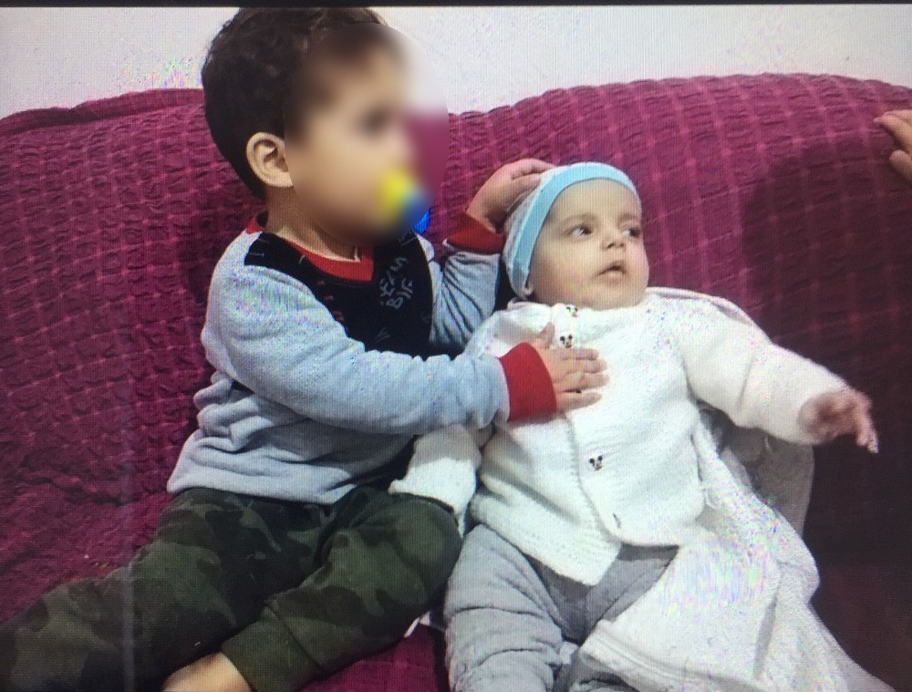 Feci ölüm! 3 aylık bebek abisinin altında kalarak can verdi