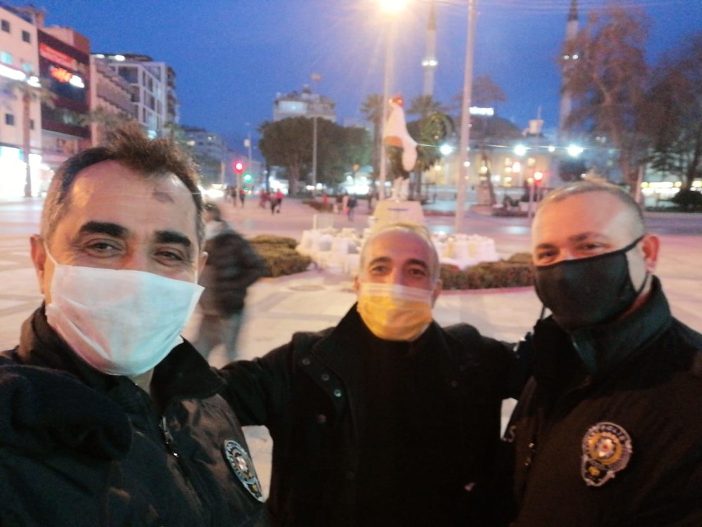 Çıplak vatandaştan polise bir gün sonra teşekkür öpücüğü