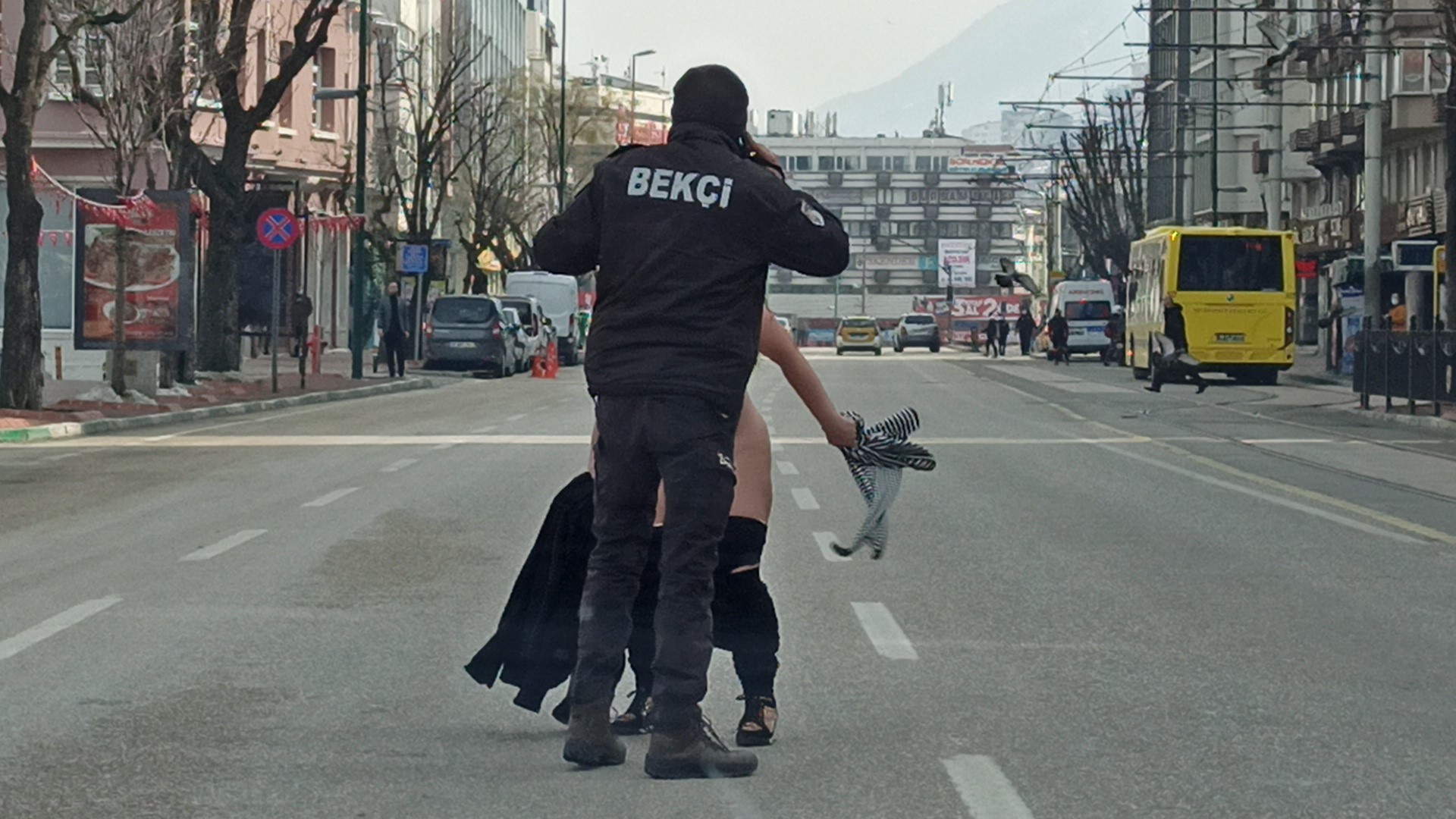 İzmir'den sonra bu kez Bursa'da göründü! Çırılçıplak soyunup polis kontrol noktasına koştu
