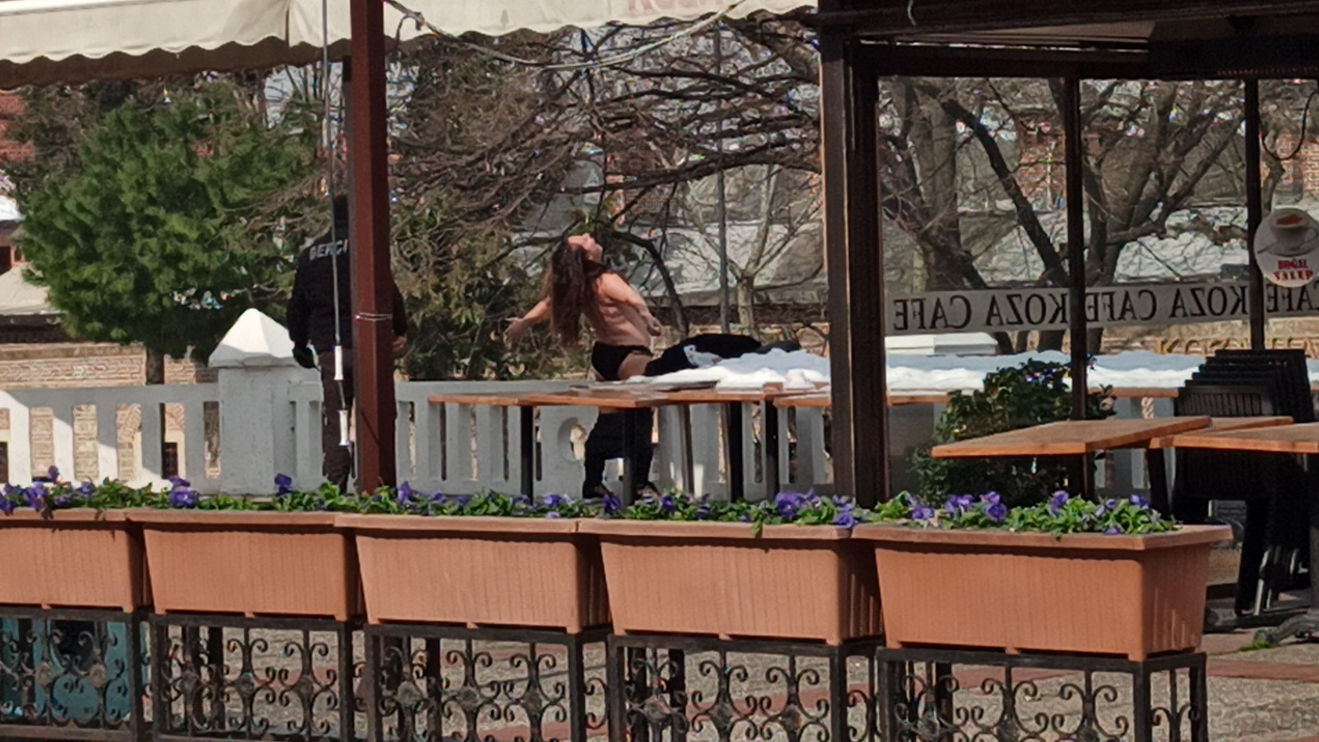 İzmir'den sonra bu kez Bursa'da göründü! Çırılçıplak soyunup polis kontrol noktasına koştu