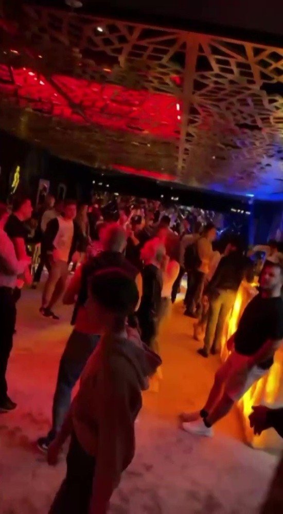 Antalya’dan gelen görüntüler pes dedirtti: Kısıtlamayı hiçe sayıp diskoda eğlence gecesi düzenlediler!