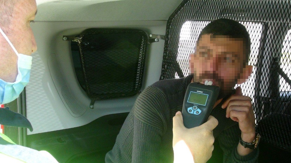 Suç makinesi yakayı ele verdi: Kısıtlamayı çiğnedi, alkollüyken aaraç kullandı, duvara tosladı!