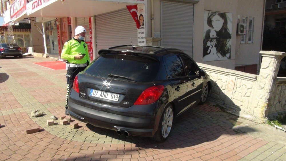 Suç makinesi yakayı ele verdi: Kısıtlamayı çiğnedi, alkollüyken aaraç kullandı, duvara tosladı!