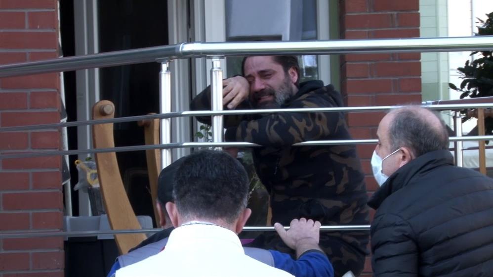 Çılgın Sedat'ın evinde yangın çıktı. Ünlü isim engelli oğluna sarılarak ağladı!