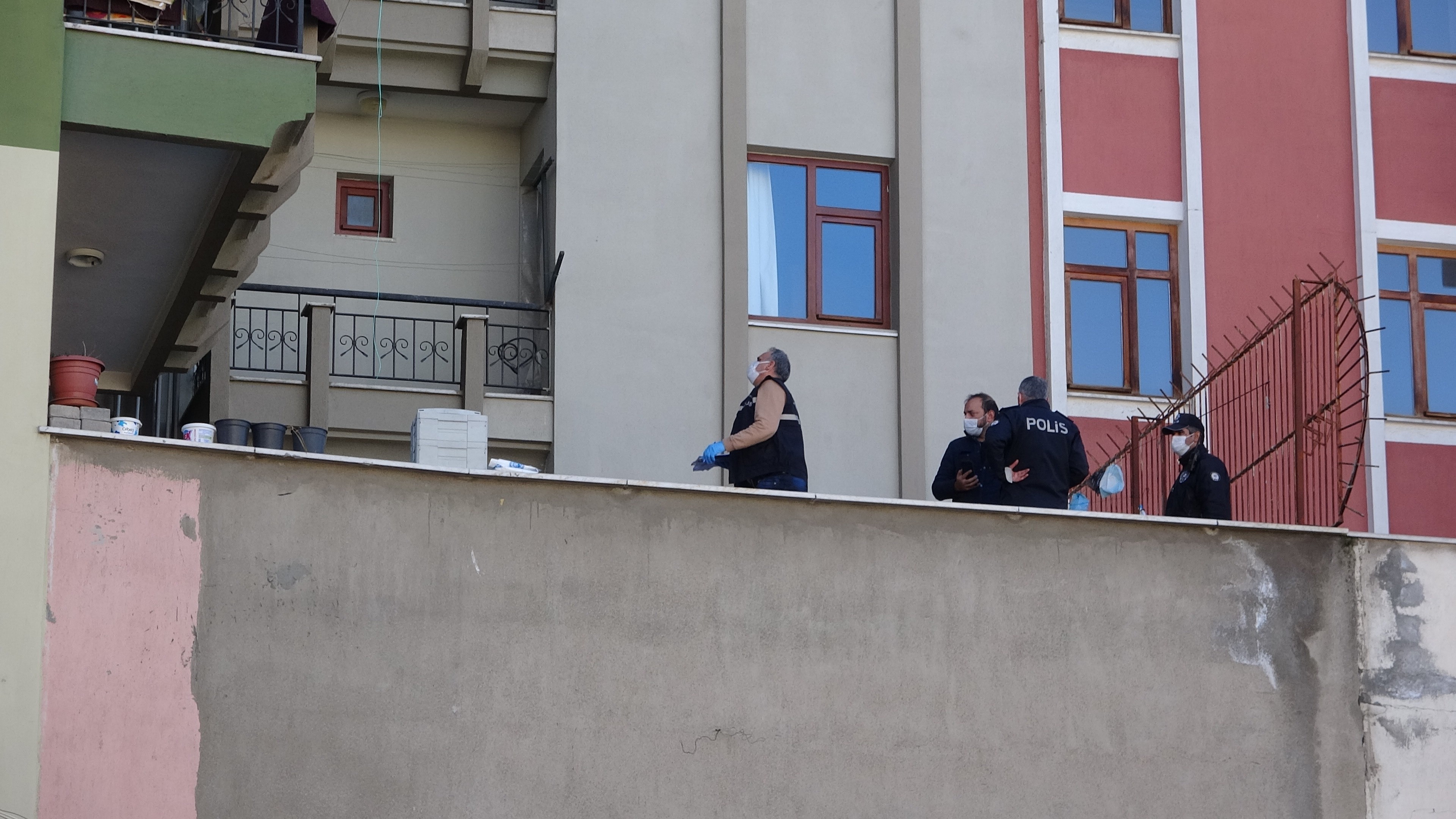 Isparta’da yaşadığı apartmanın 4. katındaki balkonundan düşen genç kız hayatını kaybetti. 