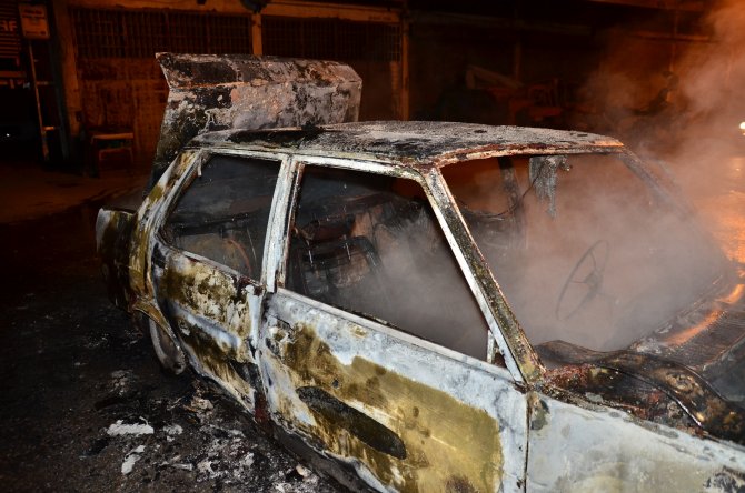 Çalışmayan aracını ateşe verip sönene kadar başında bekledi