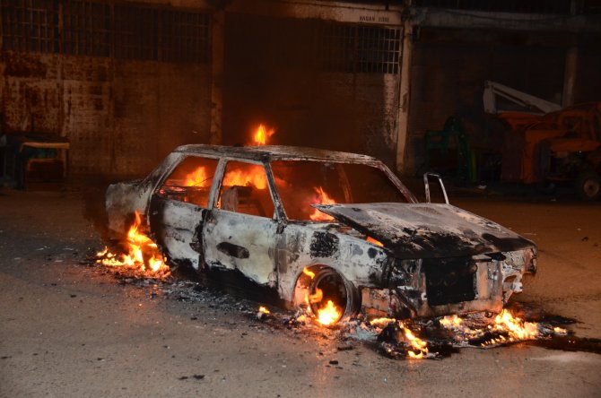 Çalışmayan aracını ateşe verip sönene kadar başında bekledi