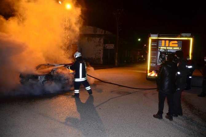 Çalışmayan aracını ateşe verip sönene kadar başında bekledi