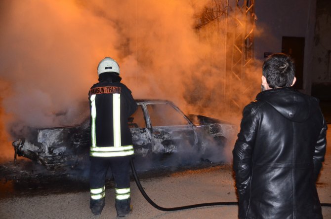 Çalışmayan aracını ateşe verip sönene kadar başında bekledi