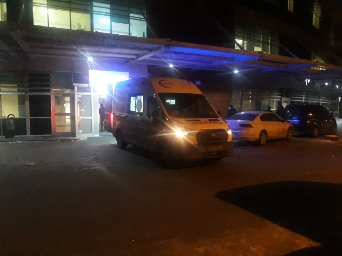 Cinnet geçiren kişi önce eşini, 3 çocuğunu ardından kendisini bıçakla yaraladı. Çocuklardan biri kurtulamadı!