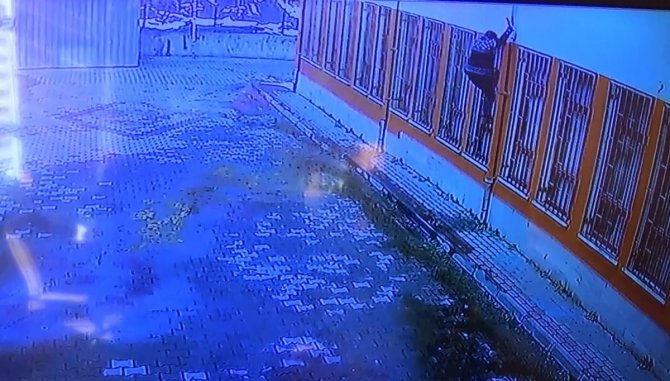 Bursa'da 3 çocuk okulun yardım kumbarasından 5 bin lira çaldı