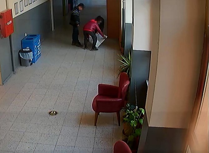 Bursa'da 3 çocuk okulun yardım kumbarasından 5 bin lira çaldı