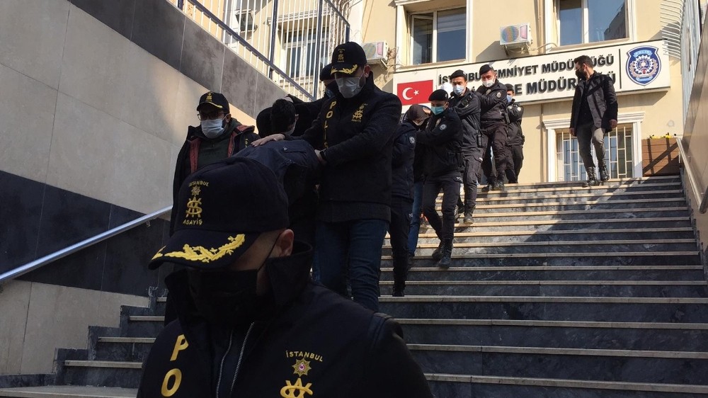 Döviz bürosuna ait nakip para taşıyan aracın önünü kesip silah zoruyla parayı aldılar