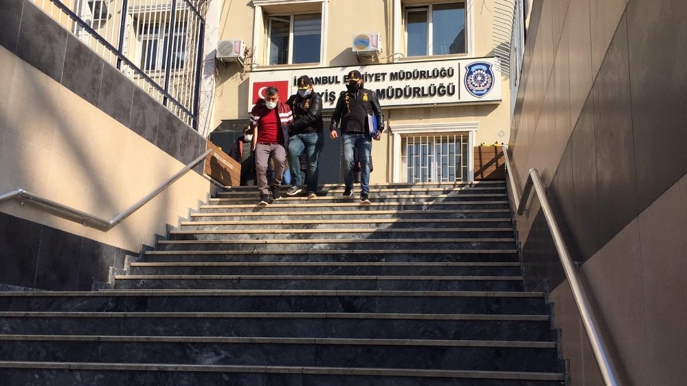 Döviz bürosuna ait nakip para taşıyan aracın önünü kesip silah zoruyla parayı aldılar