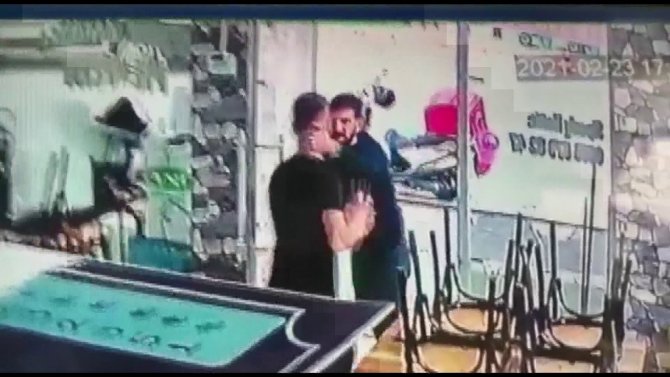 Sokak ortasında tekmeli yumruklu kavga!