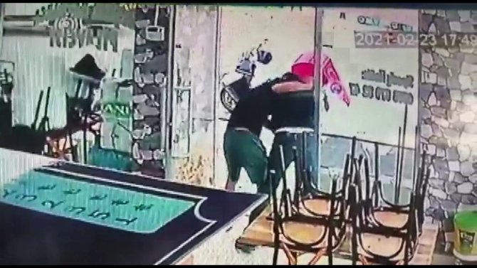 Sokak ortasında tekmeli yumruklu kavga!