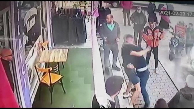 Sokak ortasında tekmeli yumruklu kavga!