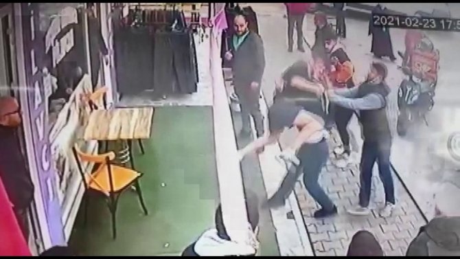 Sokak ortasında tekmeli yumruklu kavga!