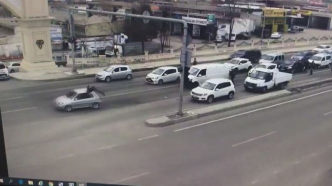 Ankara'da kendisine durmasını söyleyen polise çarpıp kaçtı! Polis çarpmanın şiddetiyle takla attı