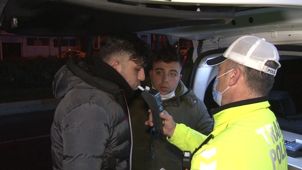 Kısıtlamayı delip kaza yaptılar! Çekildiklerini öğrenince basına tehdit yağdırdılar