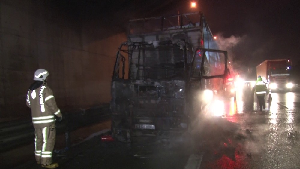 Seyir halindeki kimyasal yüklü kamyon alev alev yandı