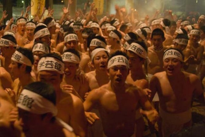 Japonya pandemiye rağmen 'Çıplak Festival' yaptı. Erkekler şanslı çubuk için birbirleriyle yarıştı