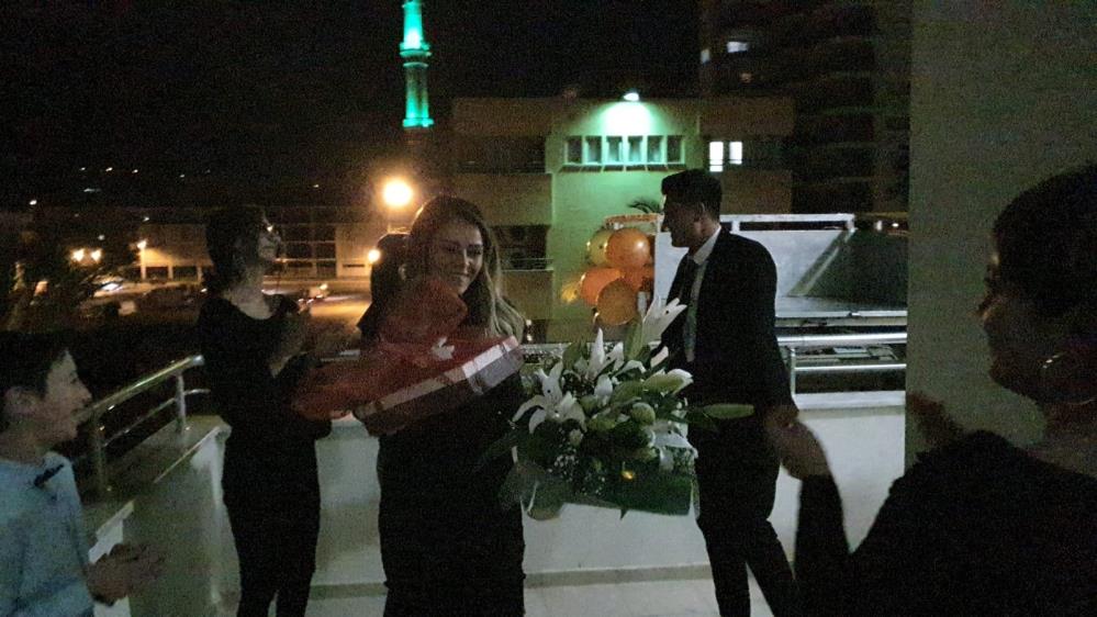 Kız istemeye gidiş yolunda ilginç yöntem! Kapı yerine balkonu tercih etti