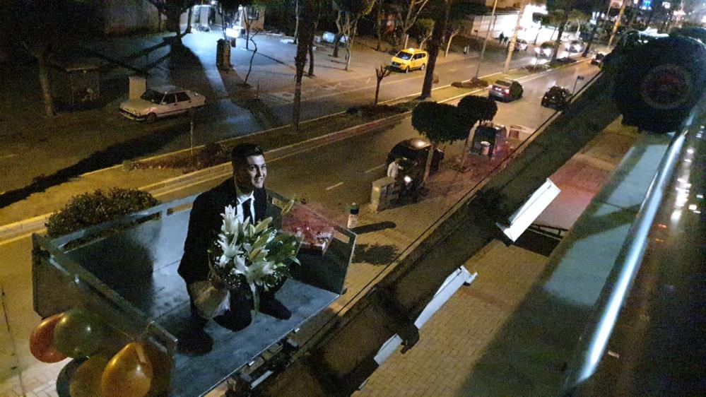 Kız istemeye gidiş yolunda ilginç yöntem! Kapı yerine balkonu tercih etti