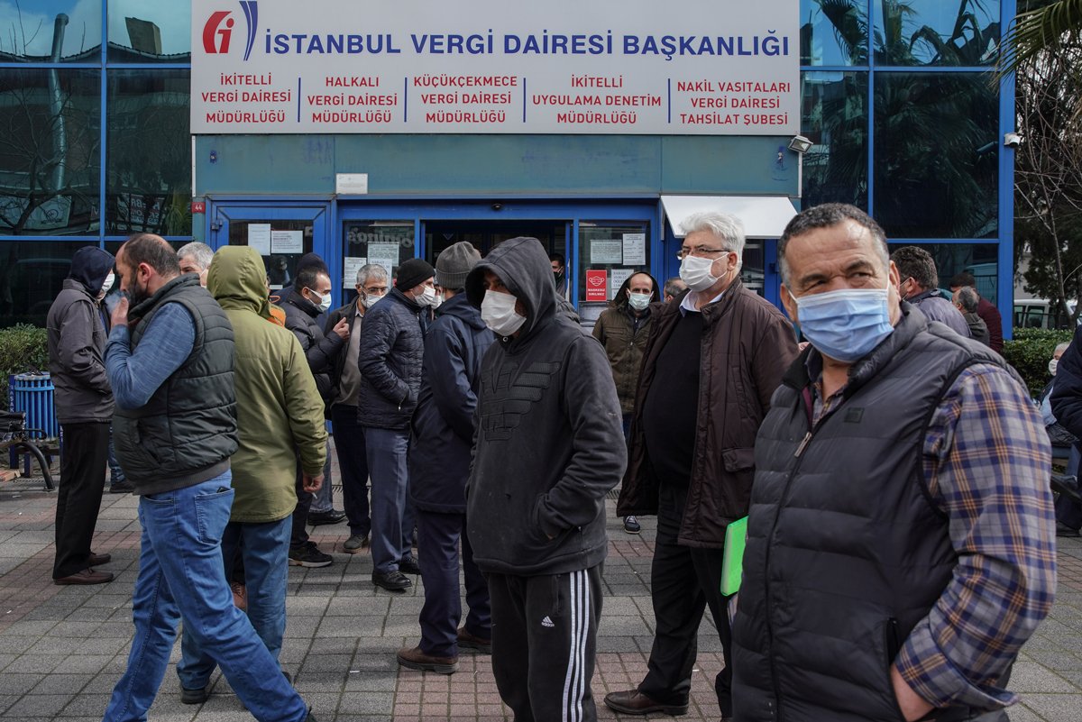 İstanbul'da vergi borcunu ödemeye gelenler kapıyı kapalı görünce içeri girmek için çitlerin üzerinden atladı