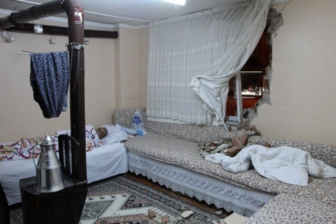 Denizli'de tır eve girdi! Evdekiler şaşkınlık geçirdi