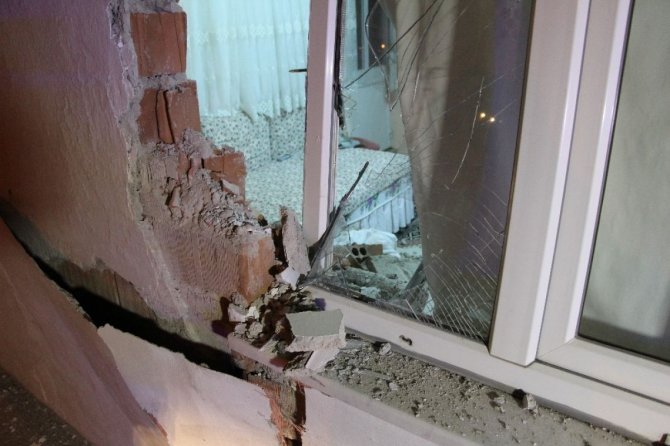 Denizli'de tır eve girdi! Evdekiler şaşkınlık geçirdi