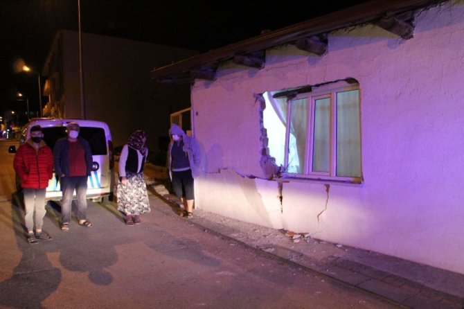 Denizli'de tır eve girdi! Evdekiler şaşkınlık geçirdi