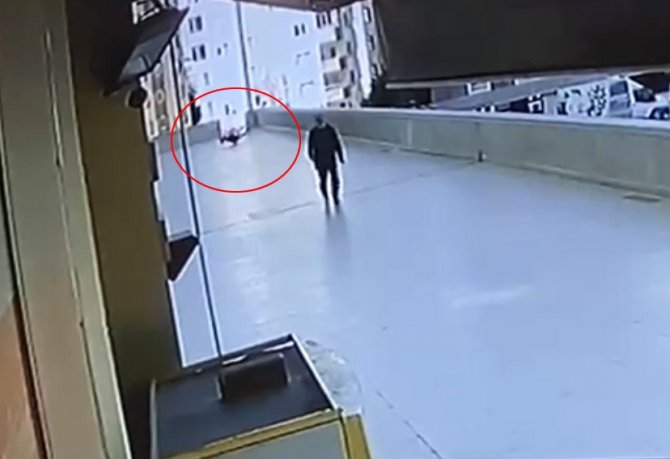 16 yaşındaki genç 12. kattan düşerek hayatını kaybetti! Olay kameralara yansıdı...