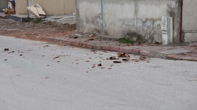 Komşuları evde hayvan beslediği için şikayet etti o çatıya çıktı!