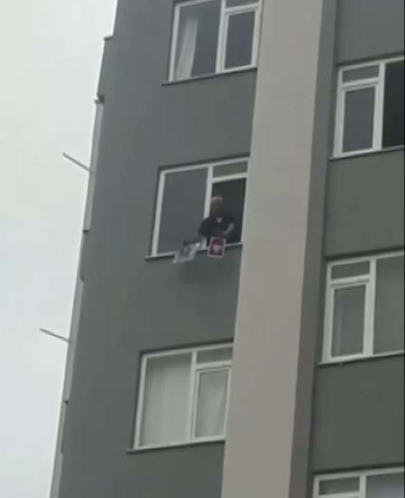 Antalya'da intihar girişimi! İlk önce eşyalarını ardından kendini atmaya çalıştı