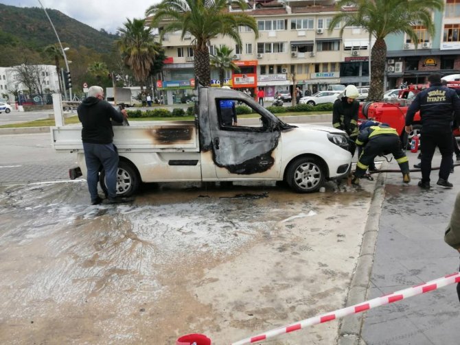 Öfkeli adam aracını benzin döküp yaktı!