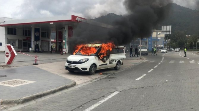 Öfkeli adam aracını benzin döküp yaktı!