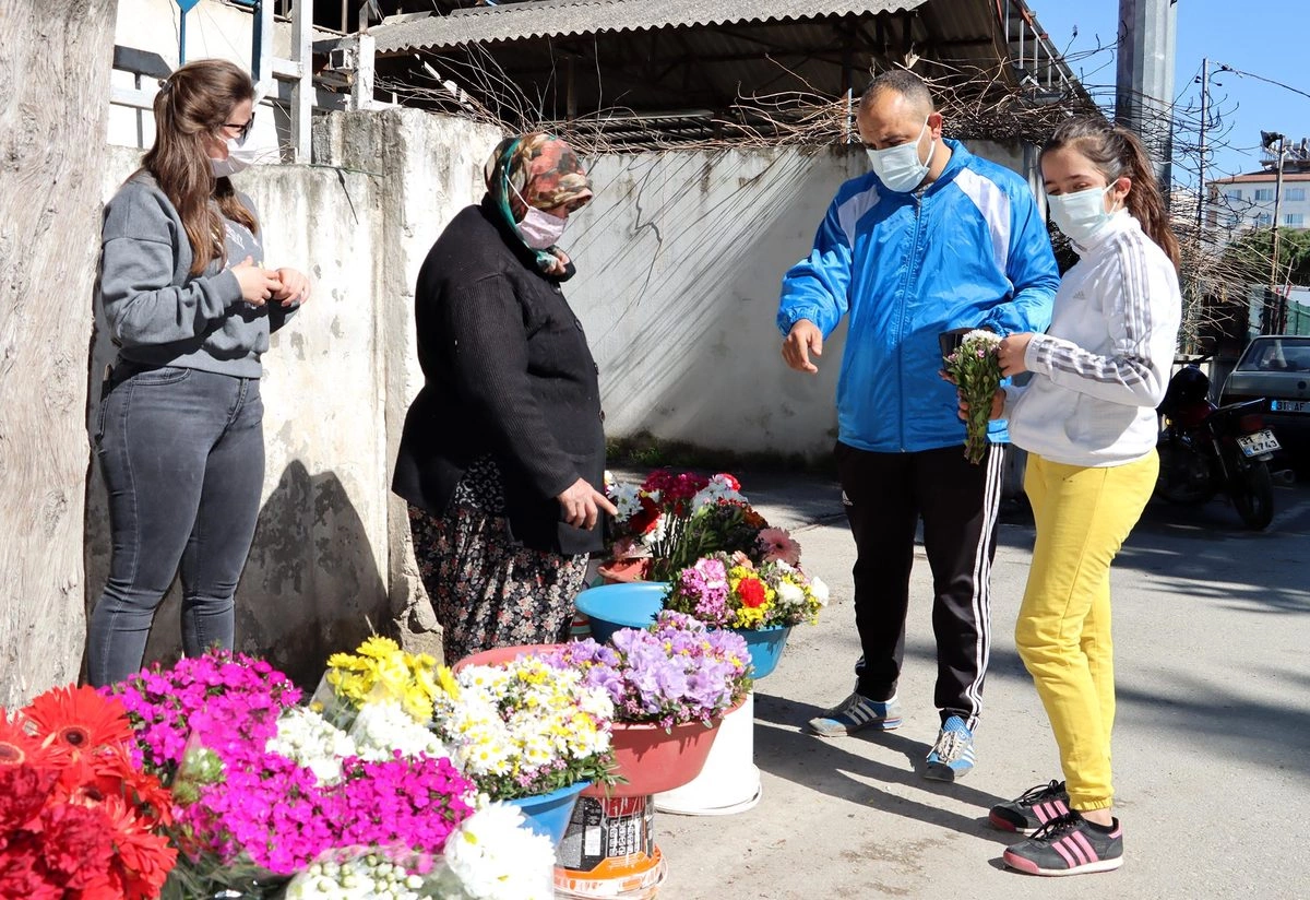 Helal olsun dedirten hikaye: Mezarlıkta çiçekçilik yapan Gülseren Bozkurt, kızını Oxfor'da okutuyor!