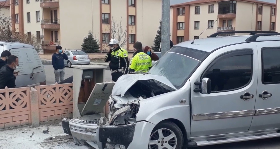 Erzincan'da bir kadın kaza yapan minibüsün altında kalmaktan son anda kurtuldu