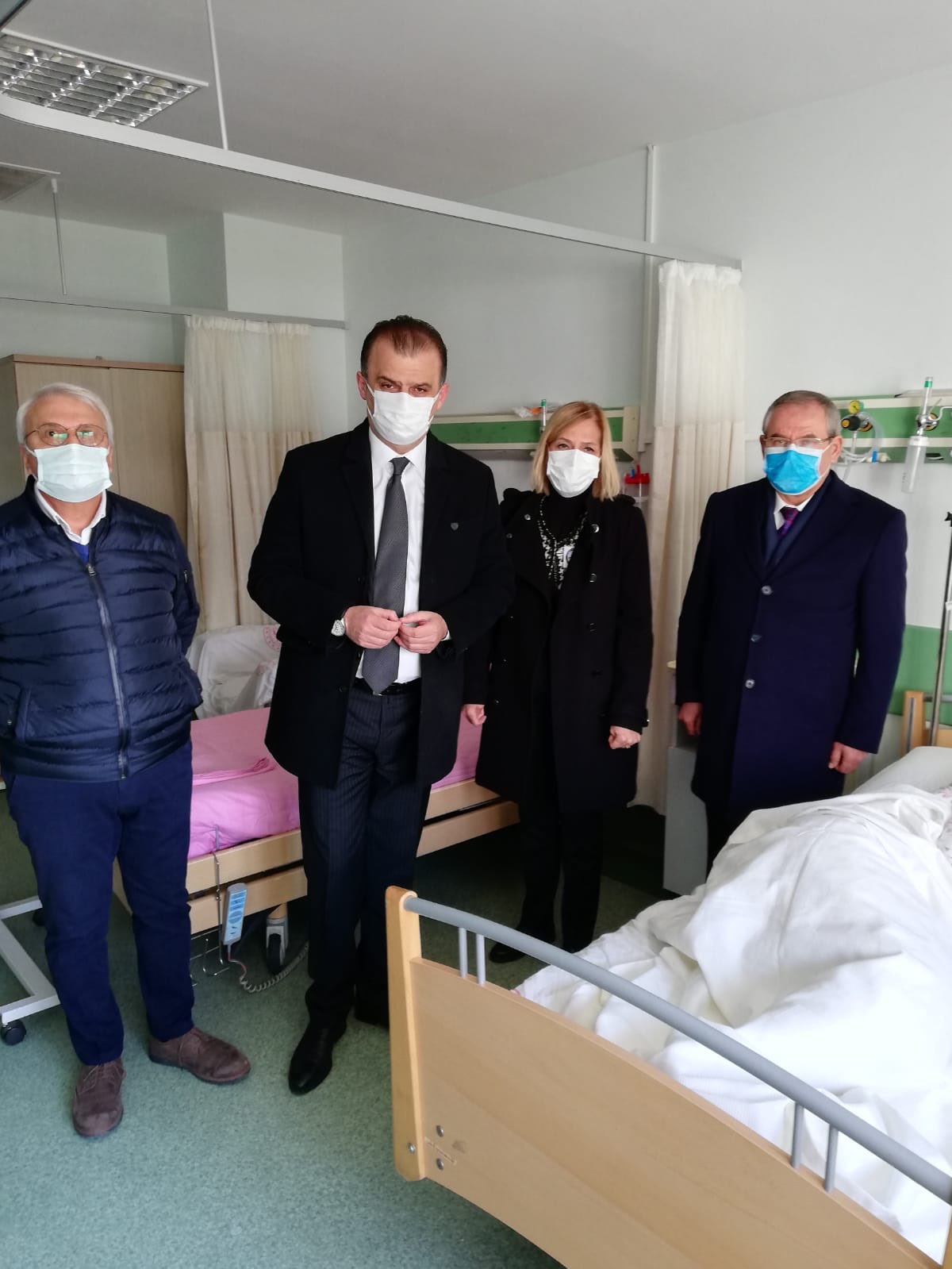 CHPli heyetten skandal hareket: Eski eşinin öldüresiye dövdüğü kadınla fotoğraf çektirip sosyal medyada paylaştılar!